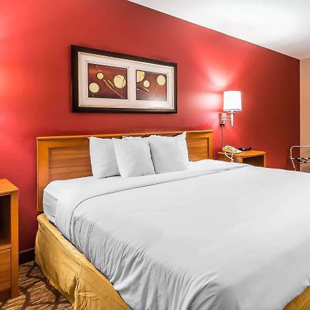 Quality Inn & Suites Chesterfield Village Springfield Esterno foto