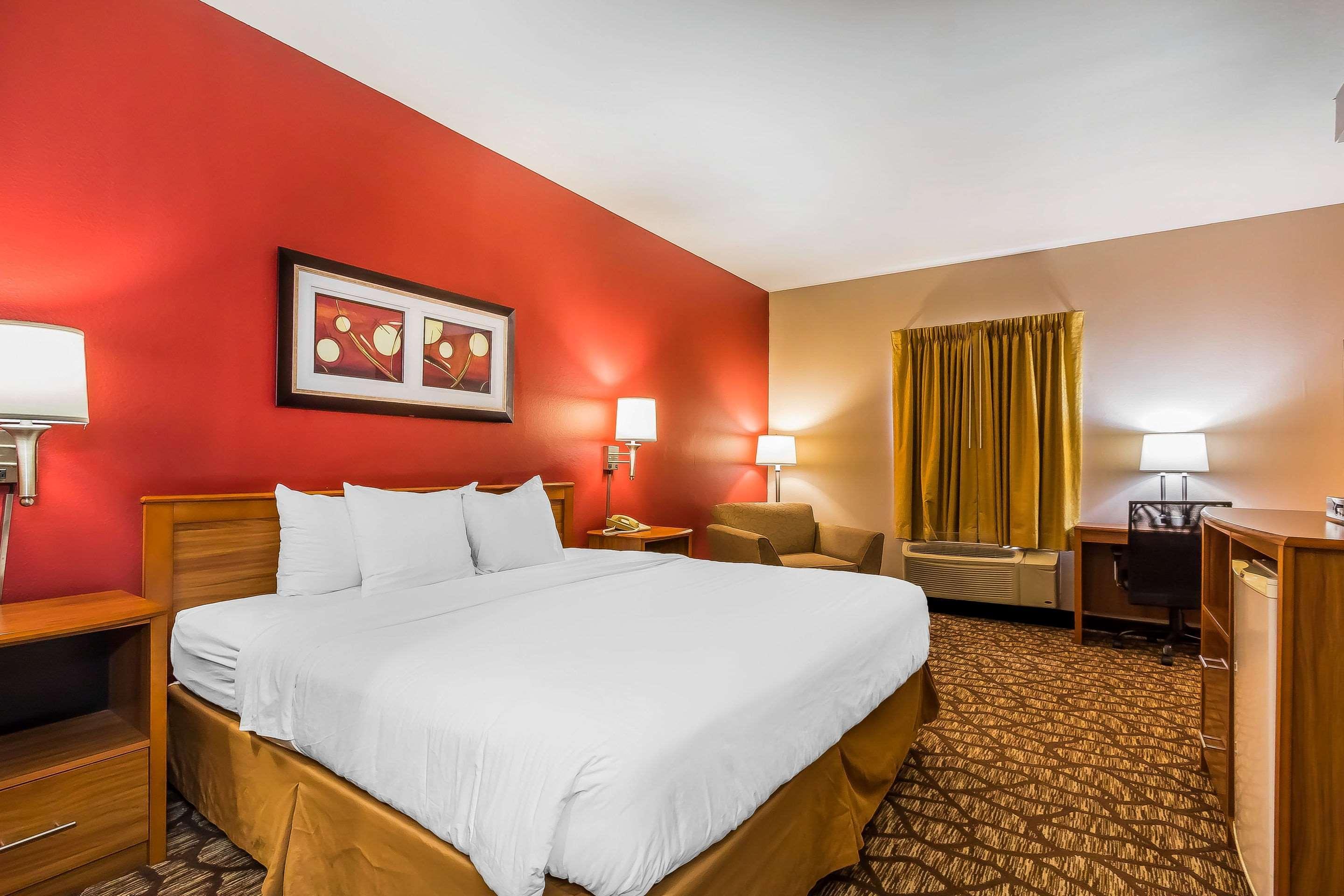 Quality Inn & Suites Chesterfield Village Springfield Esterno foto