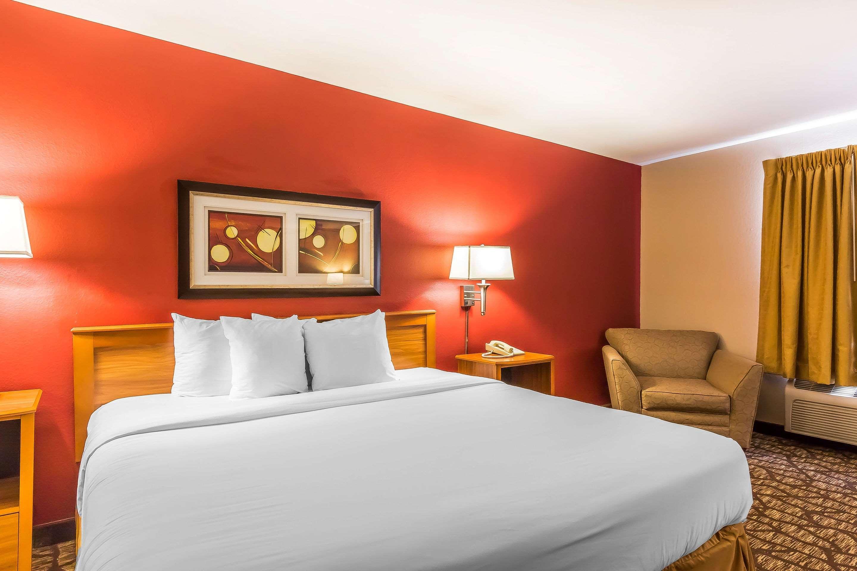 Quality Inn & Suites Chesterfield Village Springfield Esterno foto