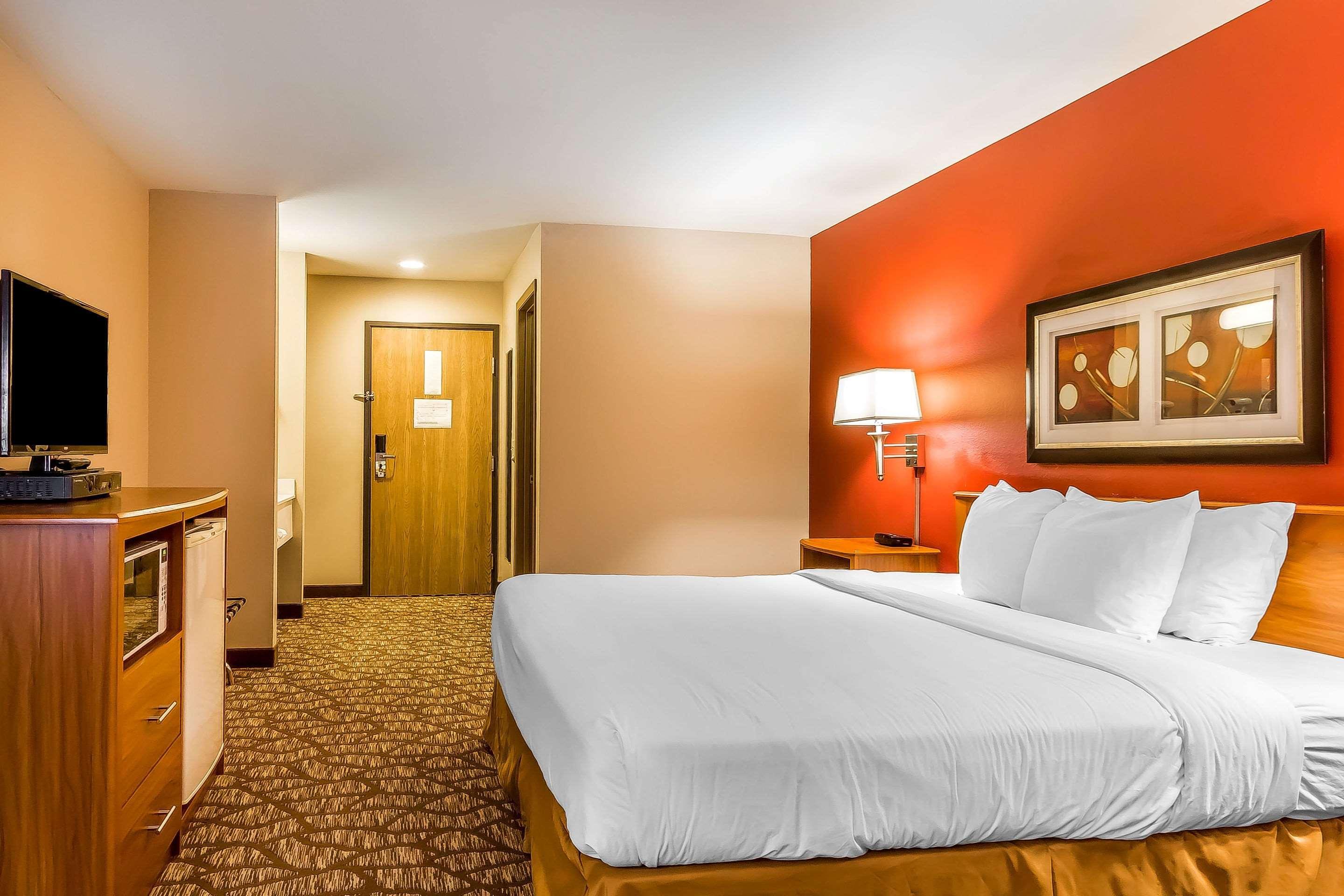 Quality Inn & Suites Chesterfield Village Springfield Esterno foto