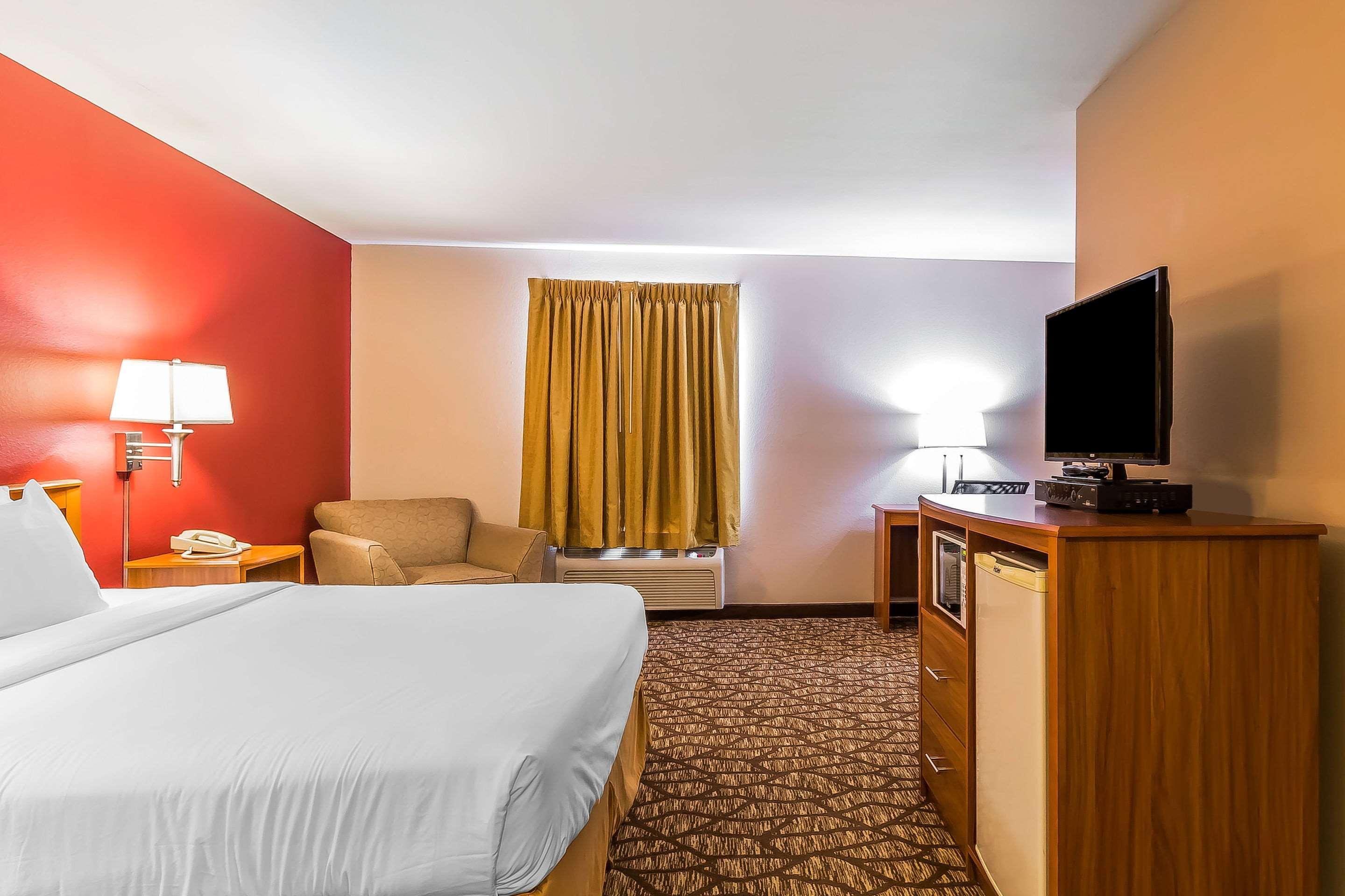 Quality Inn & Suites Chesterfield Village Springfield Esterno foto