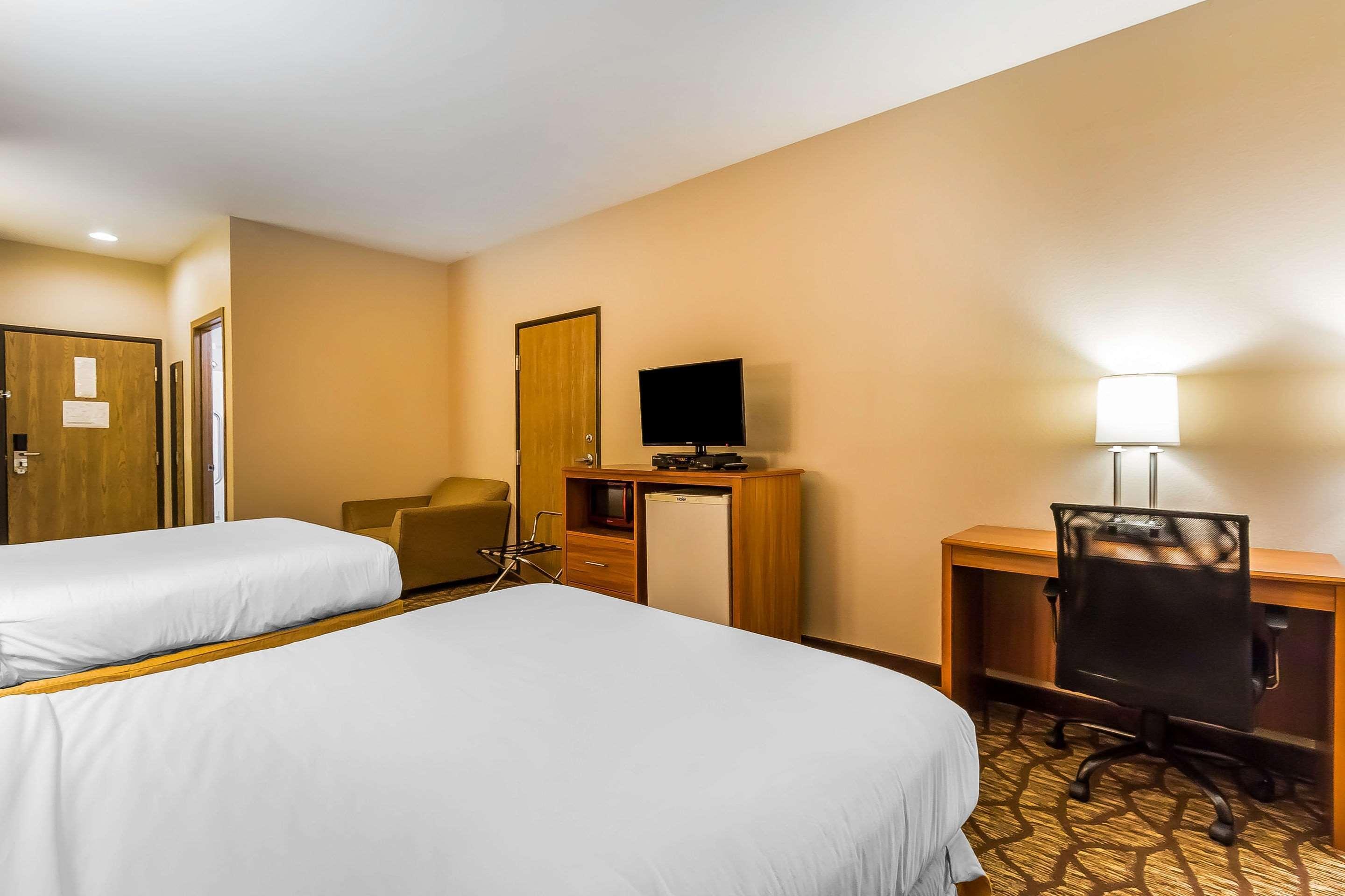 Quality Inn & Suites Chesterfield Village Springfield Esterno foto