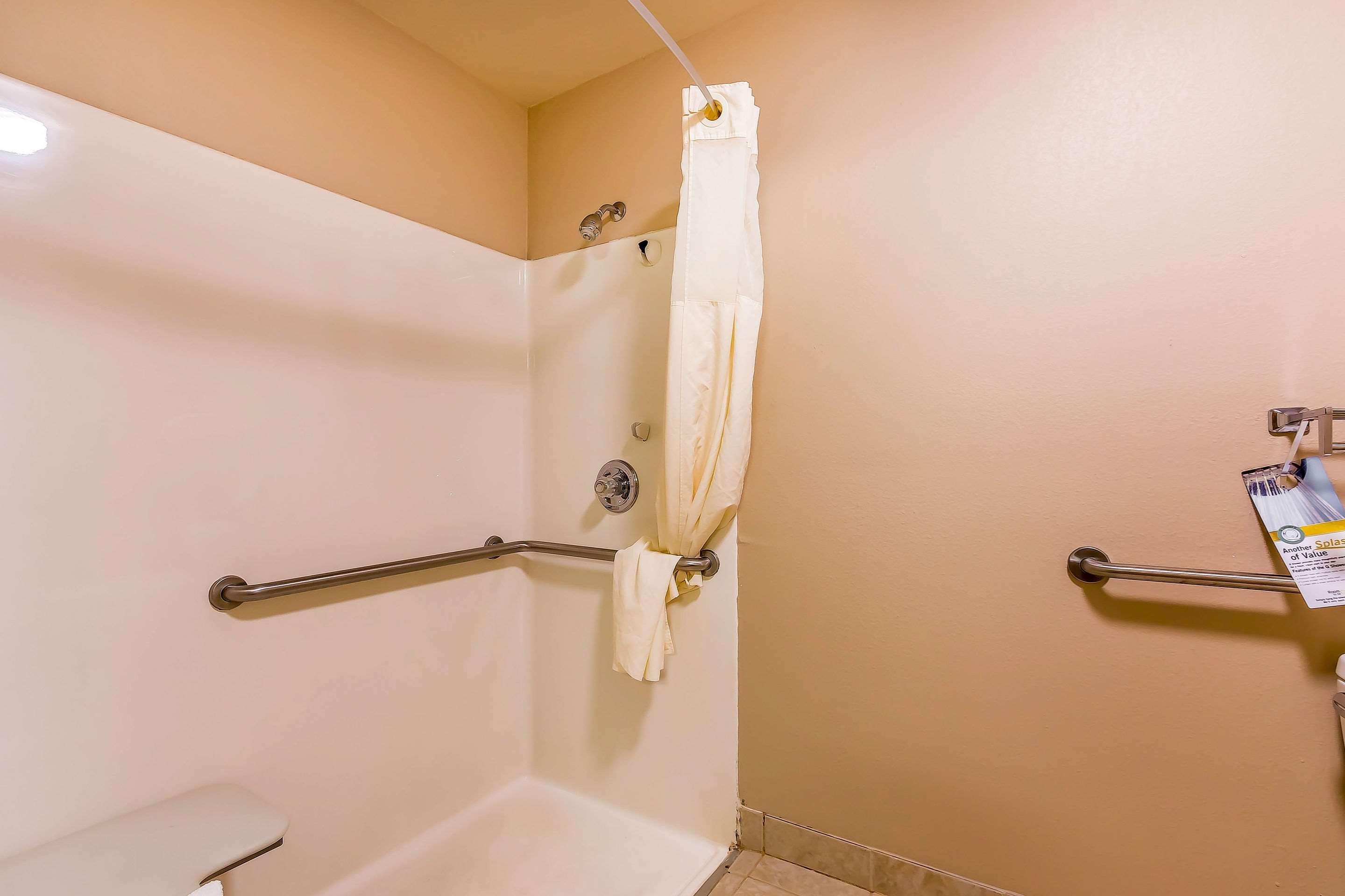 Quality Inn & Suites Chesterfield Village Springfield Esterno foto