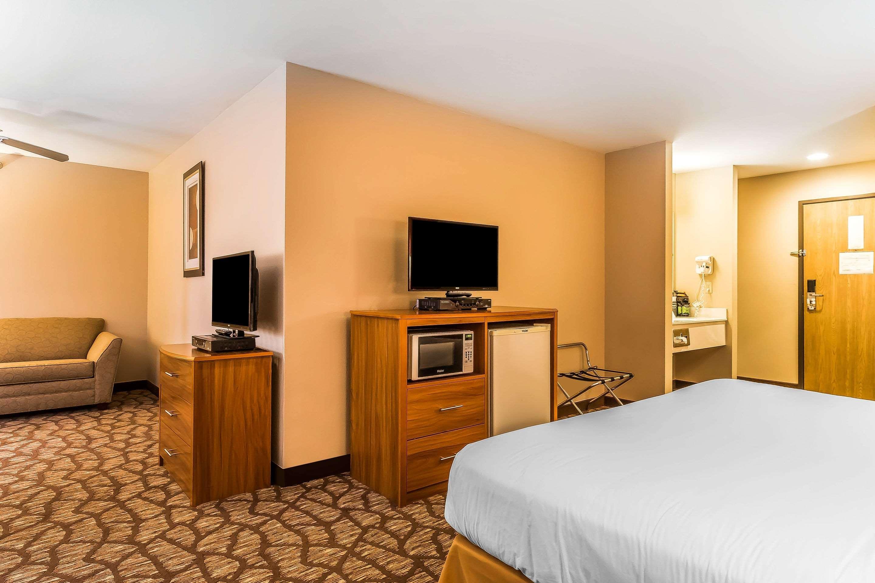 Quality Inn & Suites Chesterfield Village Springfield Esterno foto