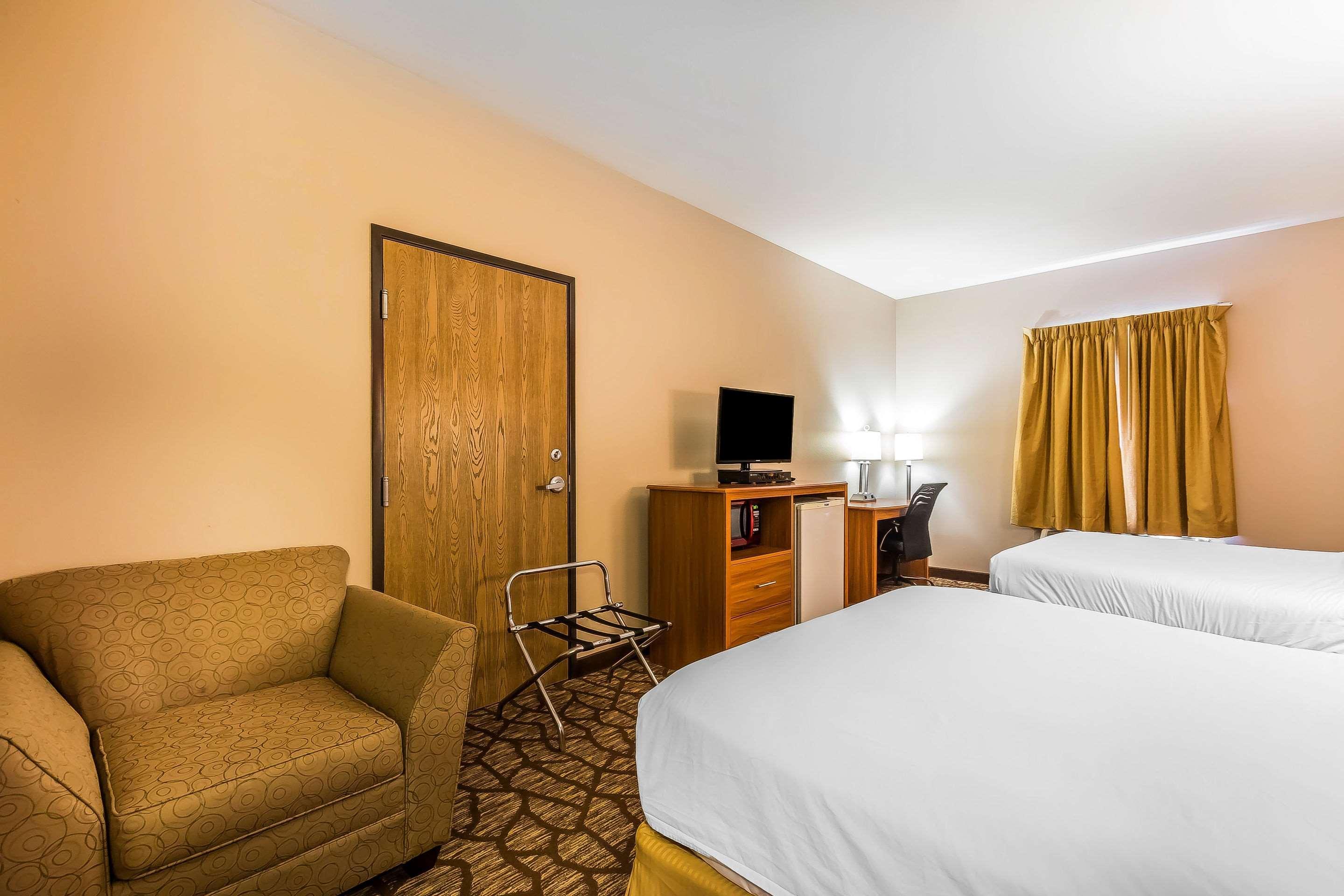 Quality Inn & Suites Chesterfield Village Springfield Esterno foto