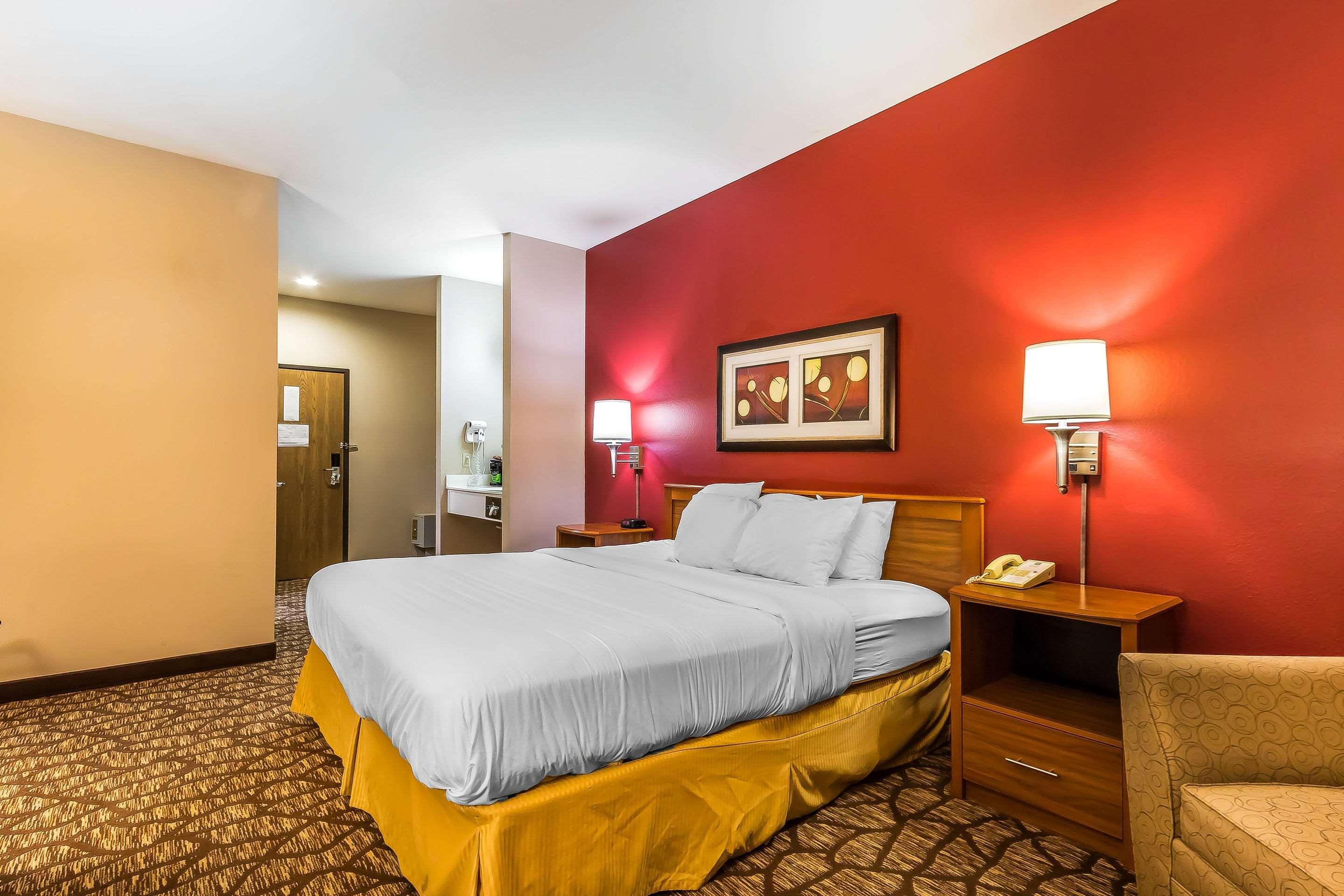 Quality Inn & Suites Chesterfield Village Springfield Esterno foto