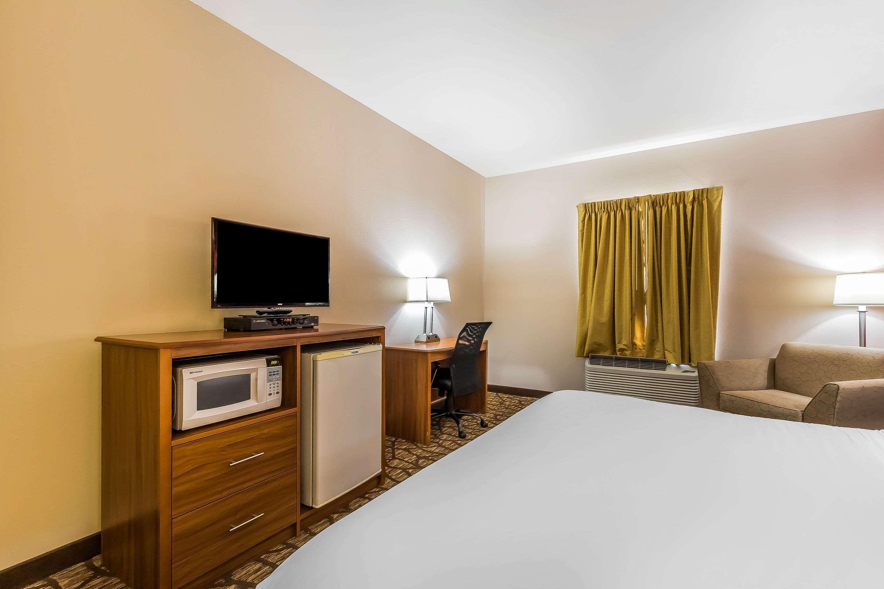 Quality Inn & Suites Chesterfield Village Springfield Esterno foto