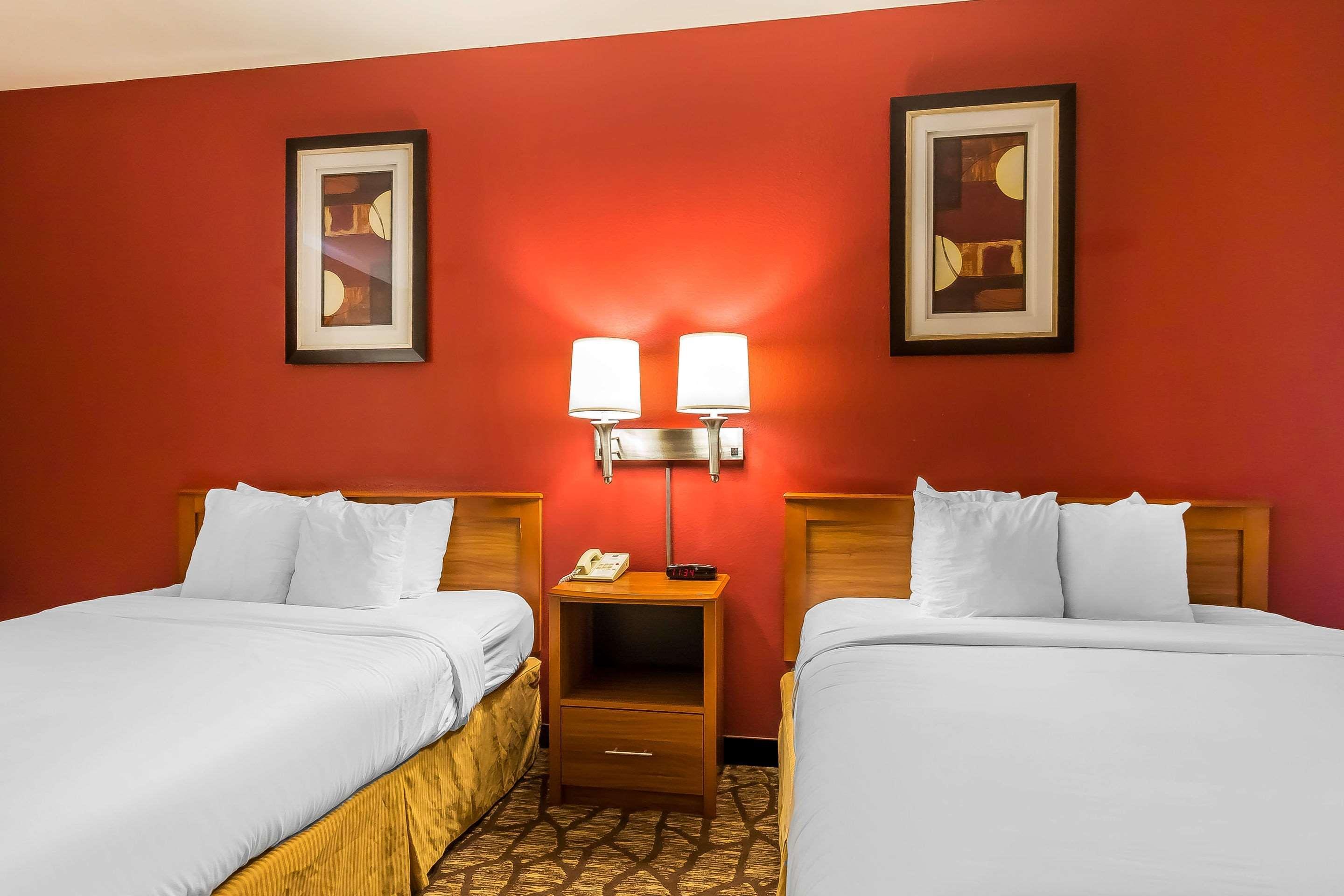 Quality Inn & Suites Chesterfield Village Springfield Esterno foto