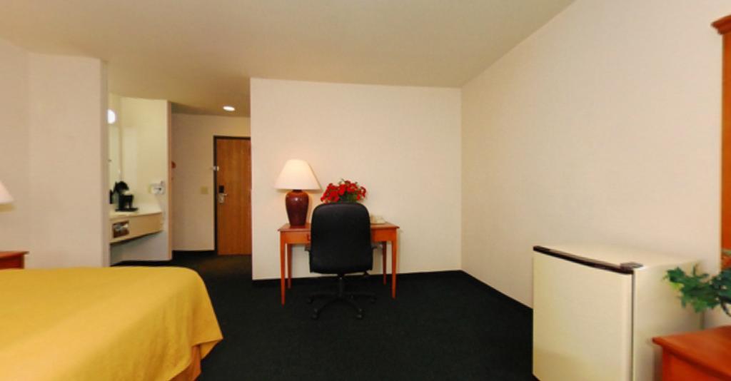 Quality Inn & Suites Chesterfield Village Springfield Esterno foto