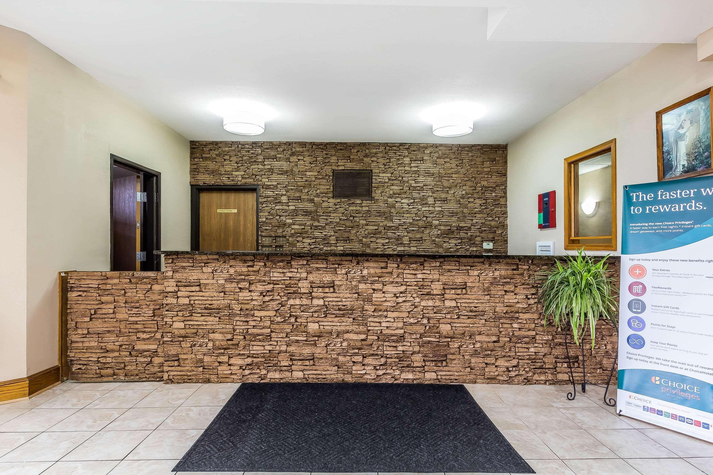 Quality Inn & Suites Chesterfield Village Springfield Esterno foto