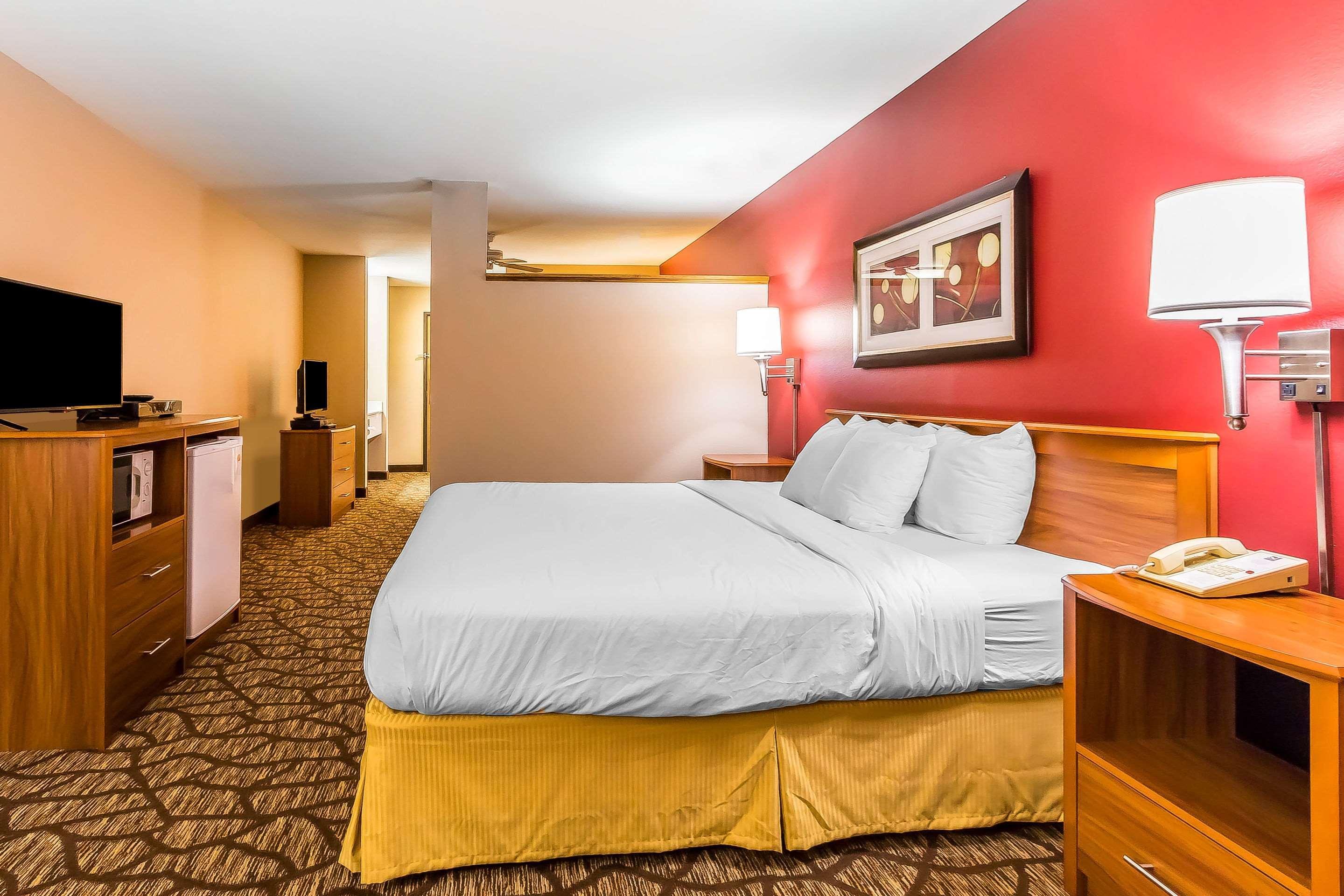 Quality Inn & Suites Chesterfield Village Springfield Esterno foto