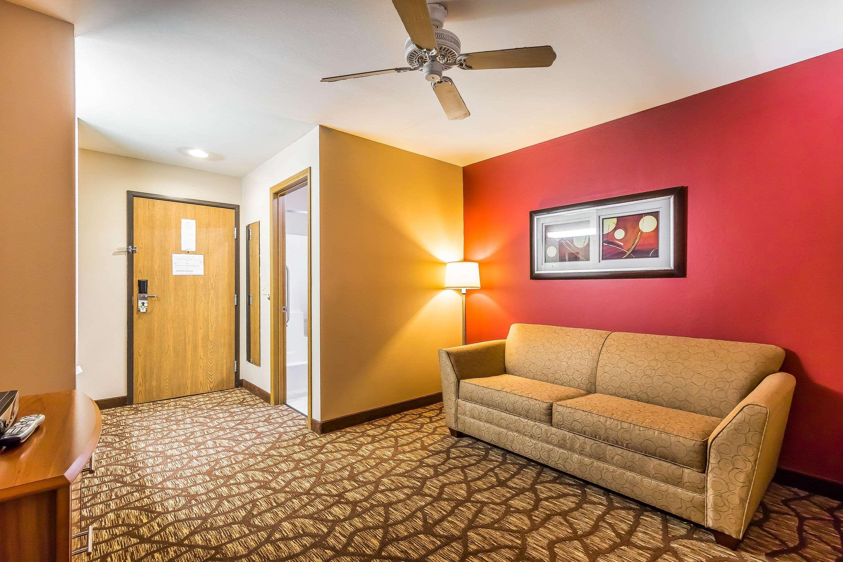 Quality Inn & Suites Chesterfield Village Springfield Esterno foto