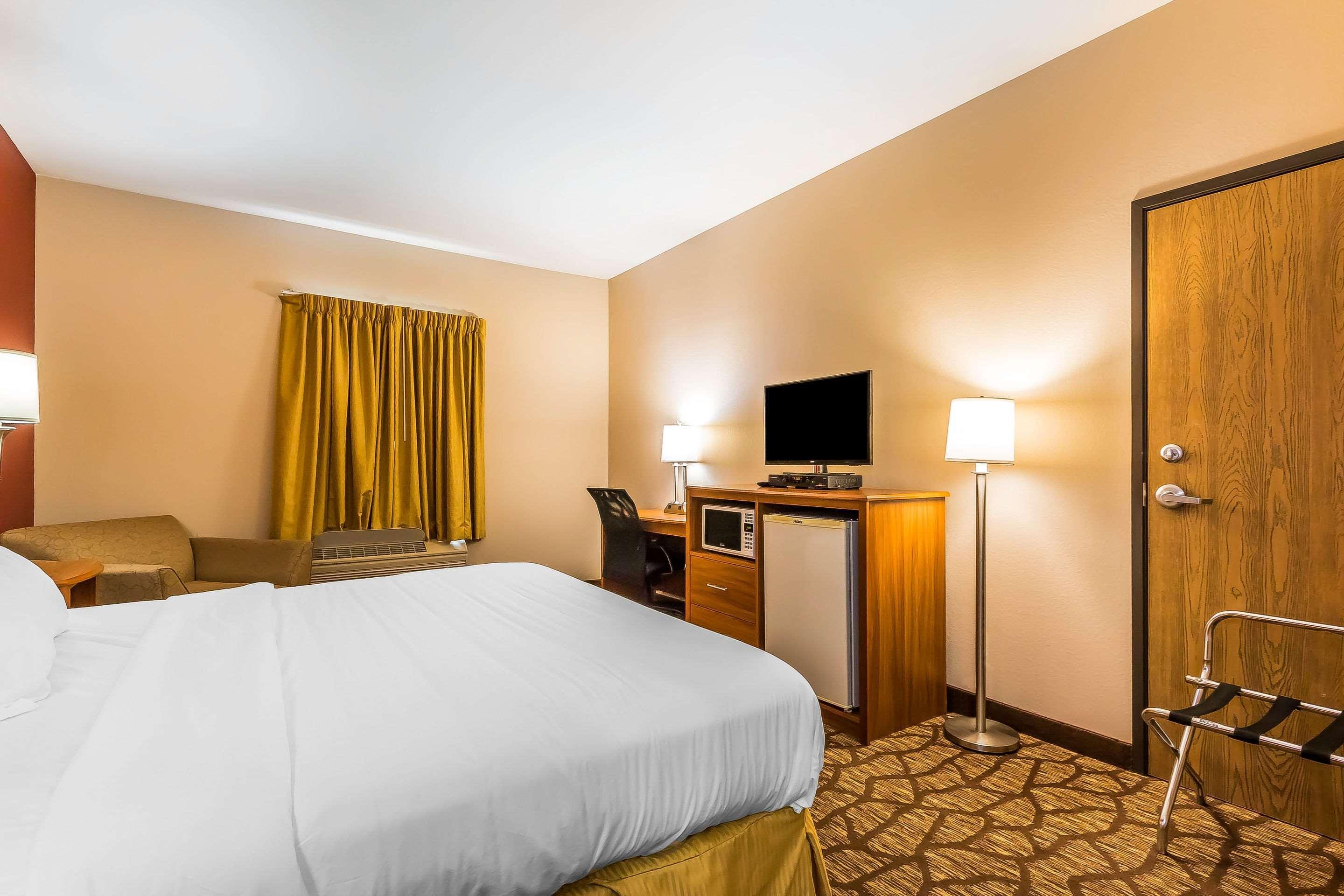 Quality Inn & Suites Chesterfield Village Springfield Esterno foto