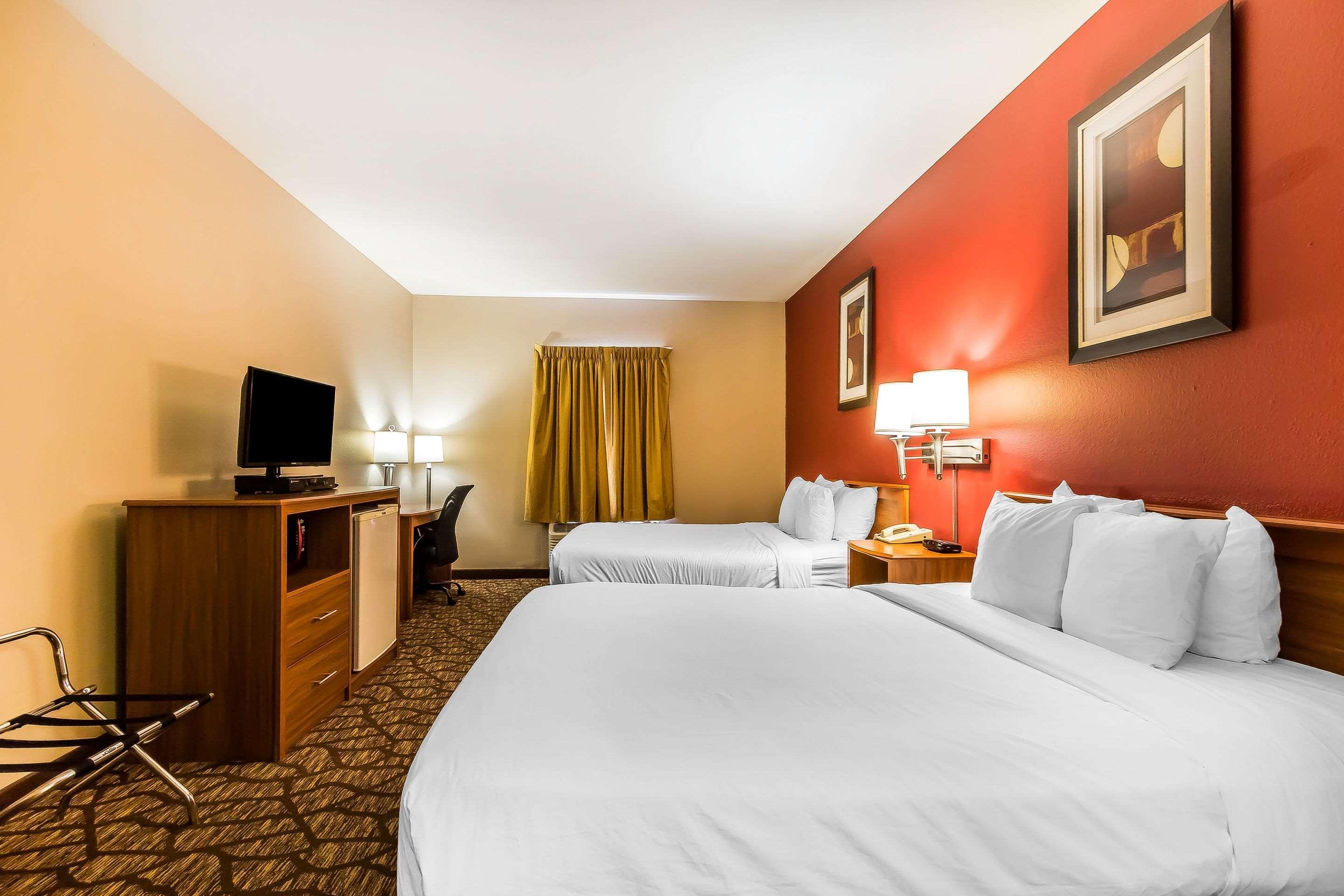 Quality Inn & Suites Chesterfield Village Springfield Esterno foto