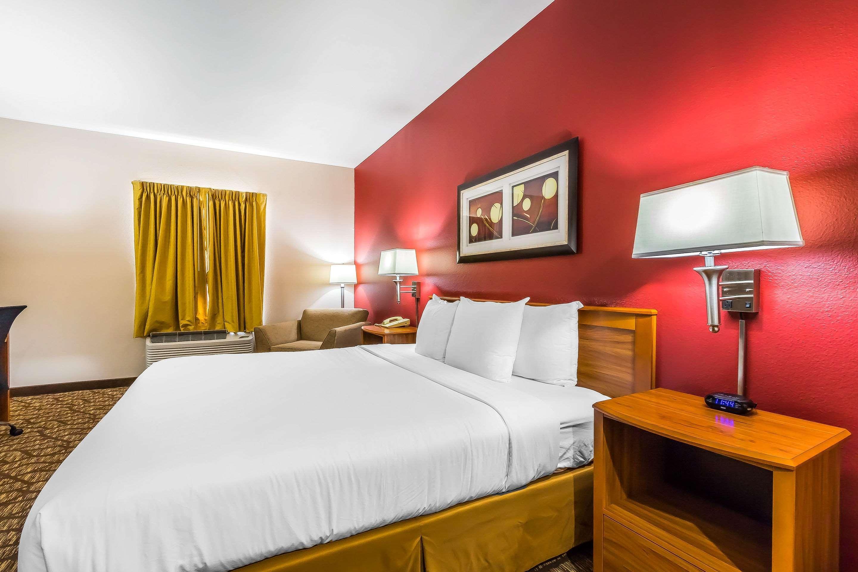 Quality Inn & Suites Chesterfield Village Springfield Esterno foto