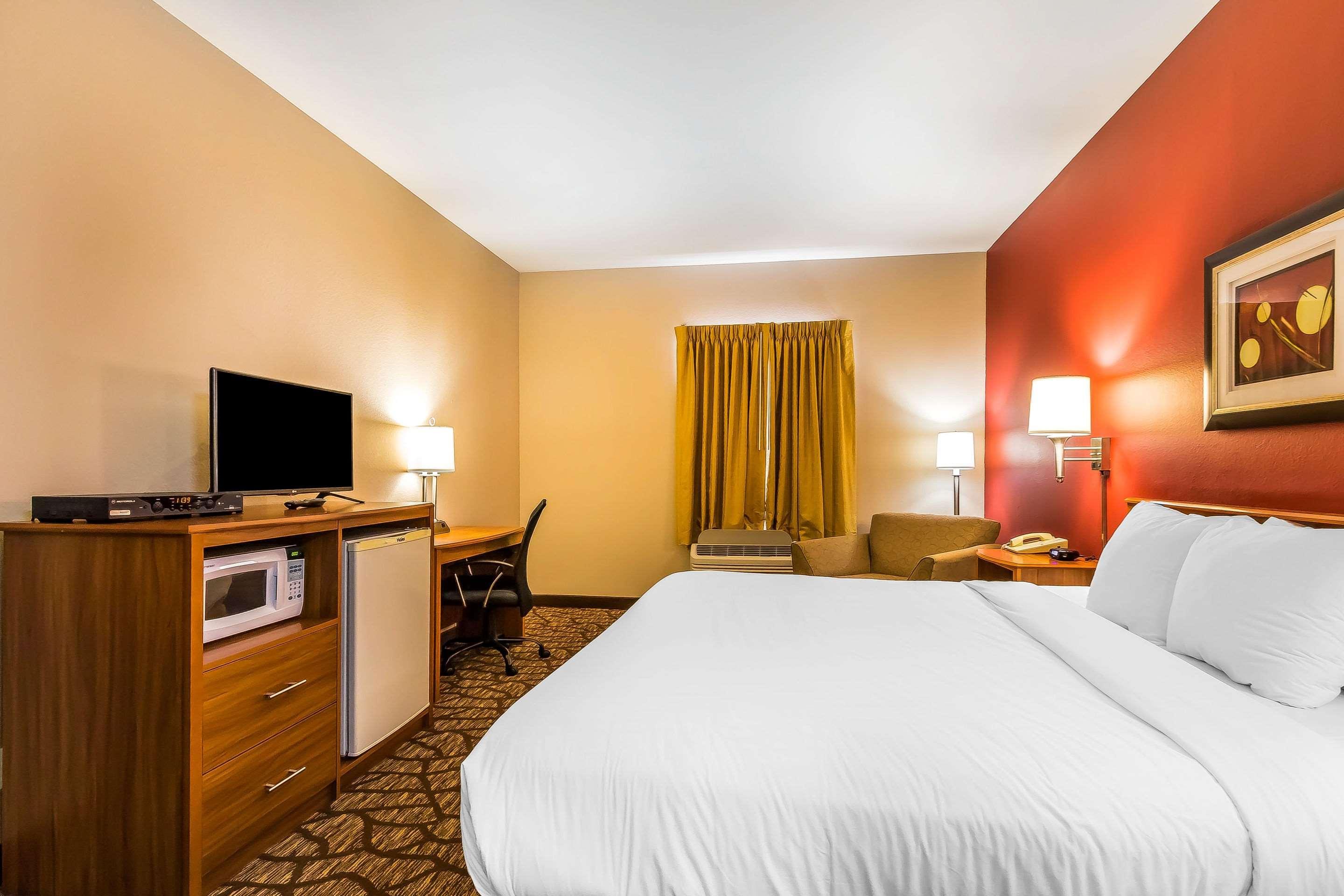 Quality Inn & Suites Chesterfield Village Springfield Esterno foto