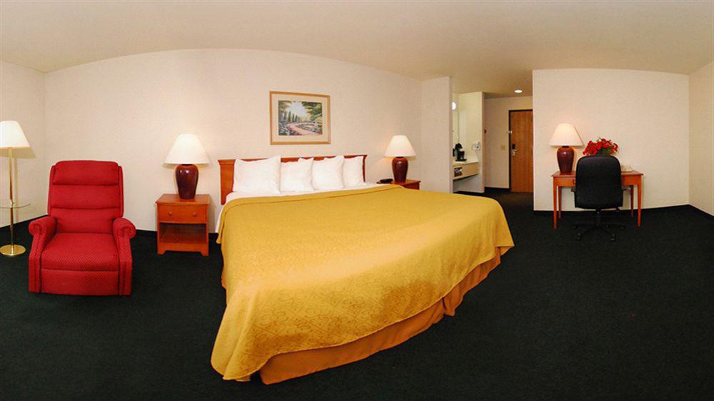 Quality Inn & Suites Chesterfield Village Springfield Esterno foto